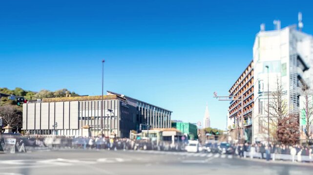 混雑する東京原宿駅前タイムラプス・2026 シフトレンズ逆アオリ　