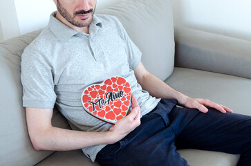 Día del Soltero. Hombre celebrando la soltería y el amor propio. Concientización y autoestima. 