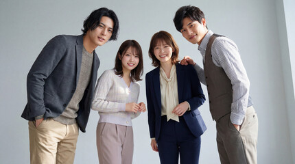 並んで立つビジネスパーソン（チーム）