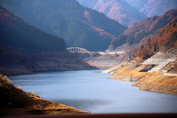 ダム湖にかかる橋