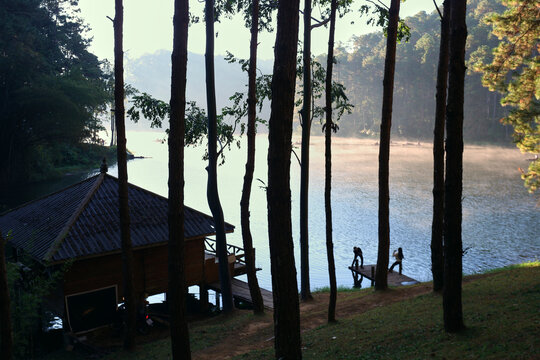 Pang Ung, a major tourist destination in northern Thailand, boasts a cold climate and stunning natural beauty. It is located in Mae Hong Son Province, Thailand.