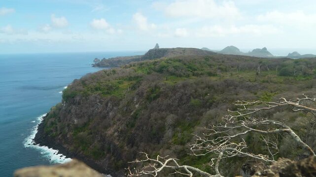 Birds glide through the frame at Mirante Ponta do Capim A&ccedil;u, revealing sweeping ocean views and dramatic cliffs in one of Brazil&rsquo;s most pristine island landscapes.