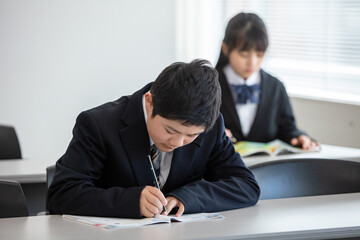 試験を受ける男子学生
