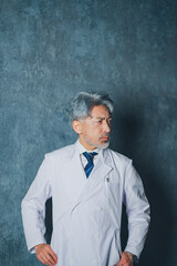 Fototapeta premium 白衣を着たダンディな50代男性医師のポートレート