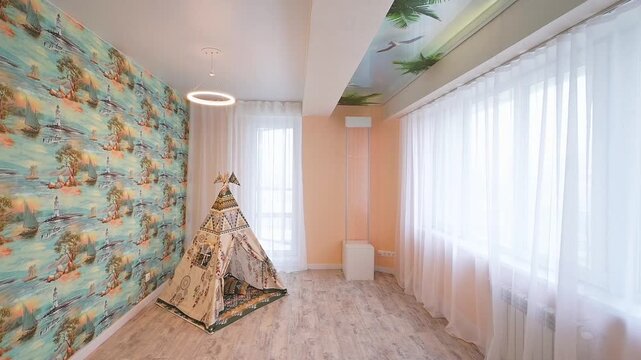 bright children&rsquo;s room with tropical-themed wallpaper, white tulle curtains, a teepee tent, light wooden flooring, and a ceiling with green leaf decals. Airy and playful atmosphere