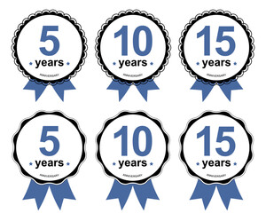 Obraz premium 豪華なゴールドとロイヤルブルーの「アニバーサリー」バッジセット。月桂冠と星の装飾が施された高級感のあるメダル。企業の創立記念、ブランド周年祭、特別会員向けラベルに最適なベクター素材。