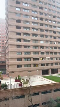 edificio alto y bloque de viviendas de piso y altura en d&iacute;a de niebla