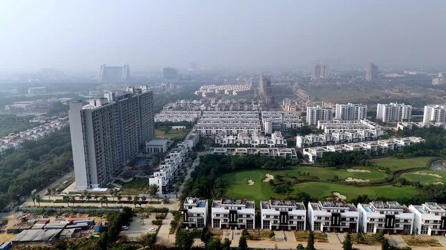 Drone view of Jaypee Greens township, showcasing modern residential blocks, manicured golf fairways, and wide internal roads amid Noida&rsquo;s expanding urban skyline.