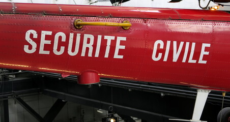 S&eacute;curit&eacute; Civile. Inscription blanche sur fond rouge sur un h&eacute;licopt&egrave;re de secours.