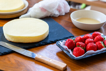出来合いのスポンジを使った手作りショートケーキの材料