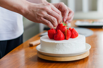 手作りいちごのショートケーキ｜ホイップクリームと苺のシンプルなデザート	
