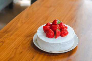 手作りいちごのショートケーキ｜ホイップクリームと苺のシンプルなデザート	
