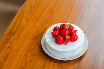 手作りいちごのショートケーキ｜ホイップクリームと苺のシンプルなデザート	
