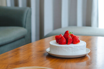 手作りいちごのショートケーキ｜ホイップクリームと苺のシンプルなデザート	
