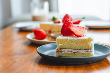 手作りいちごショートケーキの断面｜ナイフで切り分ける食卓のひととき	