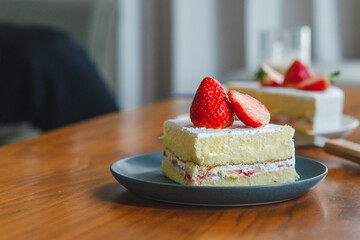 手作りいちごショートケーキの断面｜ナイフで切り分ける食卓のひととき	