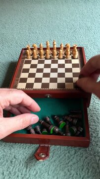 Ajedrez con piezas blancas y negras sobre el tablero en time lapse para jugar partida