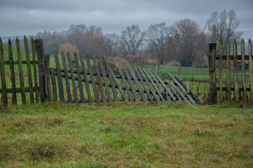 Obraz premium Old wooden fence, copy space, rainy day.