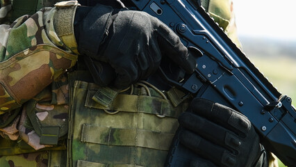 Obraz premium Modern soldier in camouflage uniform. The military concept