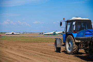 Obraz premium Tractor close-up. Agricultural machinery in the field