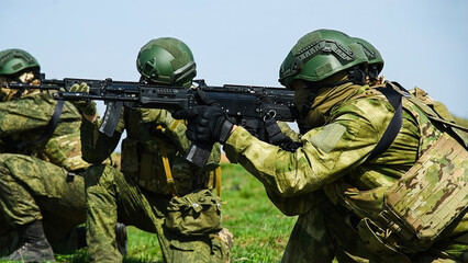 Obraz premium Modern Russian soldiers during training at the training ground
