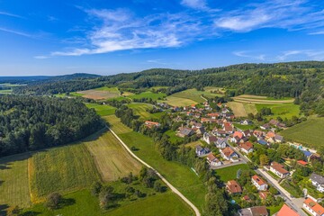 Fototapeta premium Ausblick von oben auf den Ort Osternohe bei Schnaittach in der Metropolregion Nürnberg