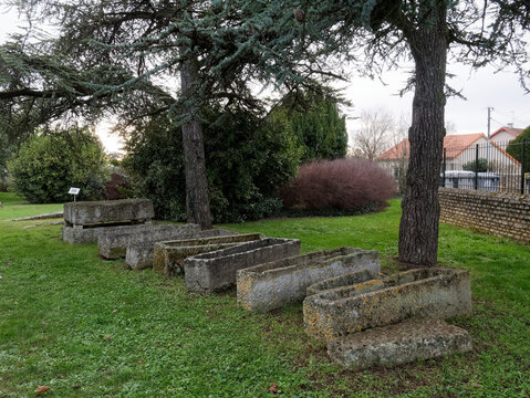 Sarcophages m&eacute;rovingiens dans le jardin de l'Hypog&eacute;e des dunes &agrave; Poitiers. Poitiers, Nouvelle-Aquitaine, Poitiers