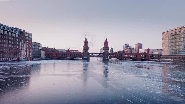 Oberbaumbr&uuml;cke in Berlin, Deutschland im Winterzeit