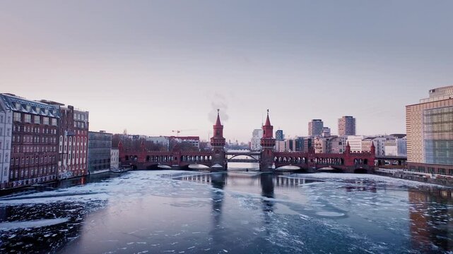 Winterzeit in Berlin, Deutschland. Oberbaumbr&uuml;cke