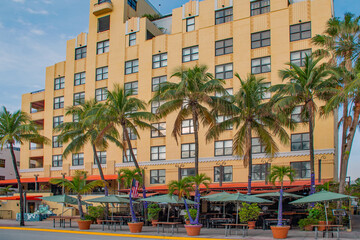 Miami,  Florida,   Flaniermeile Ocean Drive mit farbenfrohen Art-D&eacute;co-Geb&auml;ude