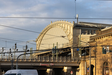 Portal des Bahnhofs Dresden Neustadt bei untergehender Sonne