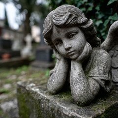 Obraz premium Stone angel statue in cemetery, serene and contemplative.