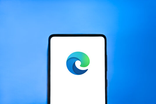 Link&ouml;ping, &Ouml;sterg&ouml;tland, Sweden. 01-17-2026. Microsoft Edge logo on smartphone screen.