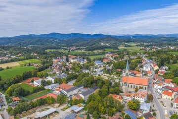Ausblick von oben auf den Markt Tittling im Dreiburgenland in der Region Donau-Wald