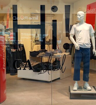 Publicidad de rebajas. Maniqu&iacute;es en escaparate de tienda C & A en centro comercial Islazul, Madrid, Espa&ntilde;a, 7 de enero de 2026