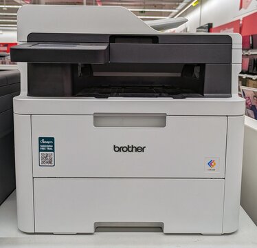 Impresora en color marca Brother en estante de comercio en Madrid, Espa&ntilde;a, 8 de enero de 2026