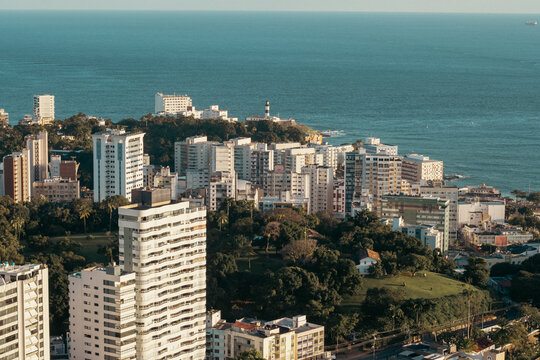 Praia Ladeira da Vit&oacute;ria em Salvador, regi&atilde;o hist&oacute;rica que leva a uma pequena e escondida praia na Vila Brand&atilde;o, acess&iacute;vel por escadarias ao lado da Igreja da Vit&oacute;ria.