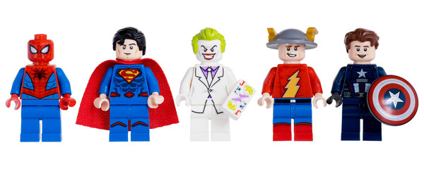 Naklejka premium Dortmund - Deutschland 14. Januar 2026 Lego Minifiguren Superhelden und Joker - Studio Aufnahme