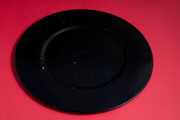 plato negro en mesa decorativa de navidad