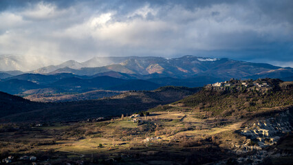 Fototapeta premium Paysage pittoresque du Sud de l'Ardèche depuis le village de Mirabel