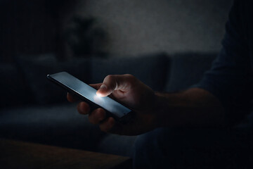 スマートフォン　操作　暗い部屋