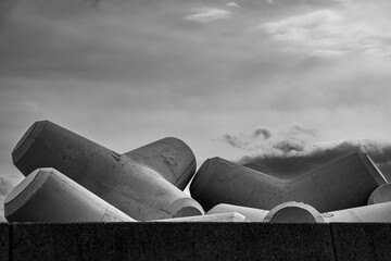 防波ブロックと曇り空を捉えたモノクロ写真