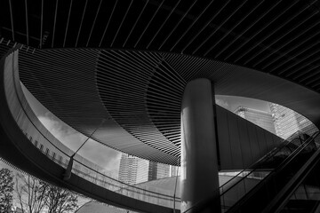 近未来的な都市建築の抽象構造を見上げたモノクロ写真