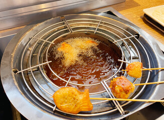 油で揚げた鶏の唐揚げ