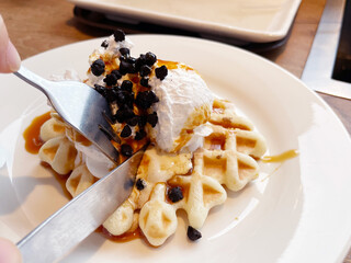 生クリームをのせたワッフルケーキ