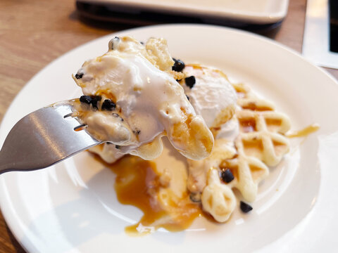 生クリームをのせたワッフルケーキ