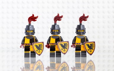 Naklejka premium Dortmund - Deutschland 14. Januar 2026 Lego Minifiguren Ritter mit Schild - Studio Aufnahme