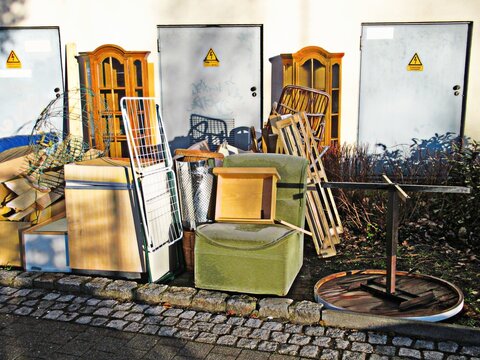 erkner, deutschland - sperrm&uuml;ll vor einem wohnhaus