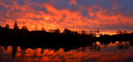 Obraz premium Sonnenuntergang mit Abendrot über einem See, Panorama 
