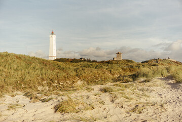 Dramatischer Himmel &uuml;ber dem Strand von Bl&aring;vand